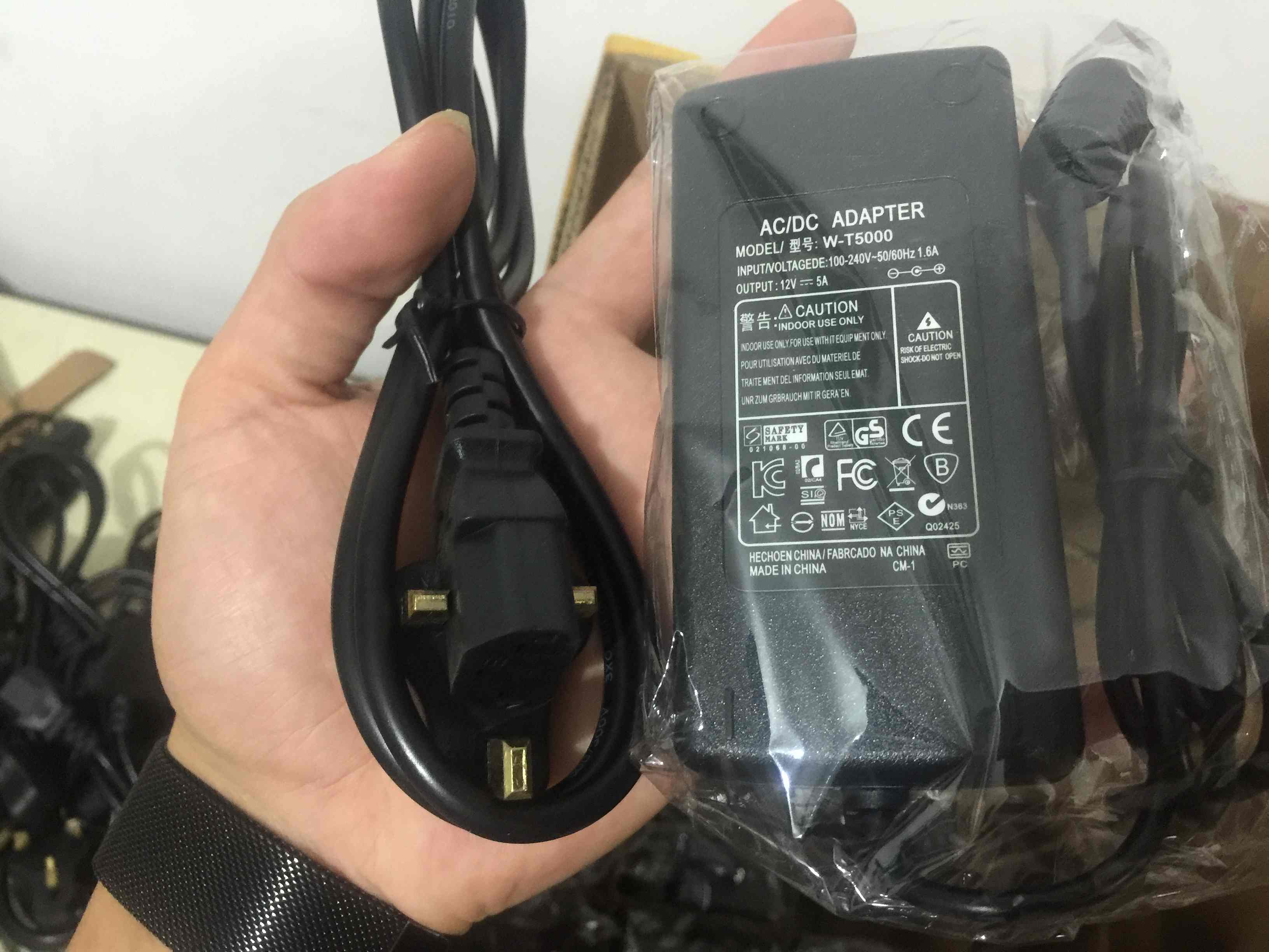 12V_5A_60W_Switching_Adapter_2